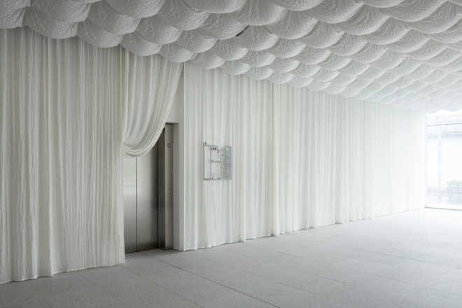 Здание с занавеской из углеродного полотна для предотвращения повреждений от землетрясений в Японии