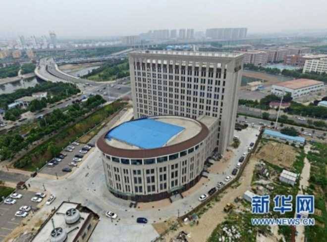 Новое здание китайского университета высмеяно за сходство с унитазом