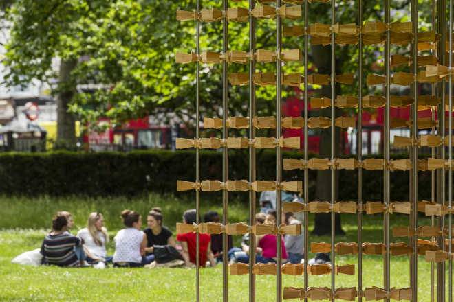 Лондонский павильон из вертушек — самоподдерживающаяся конструкция с подвижными деталями из бамбука