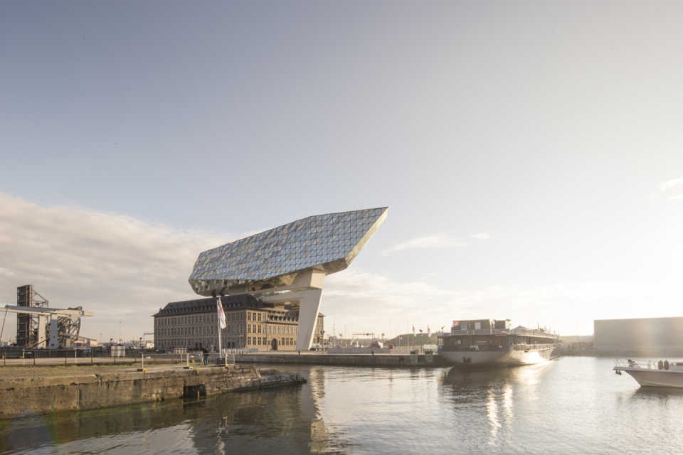 Laurian Ghinitoiu сфотографировал здание администрации антверпенского порта, перестроенное по проекту Zaha Hadid Architects