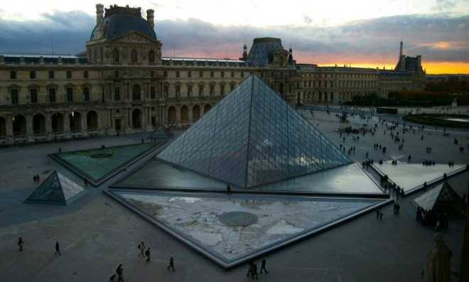 Пирамида Лувра, Франция