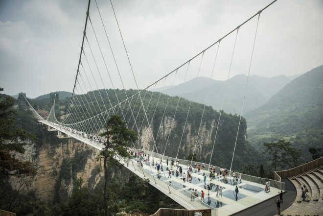 Через две недели после открытия в Китае закрывается стеклянный мост-рекордсмен