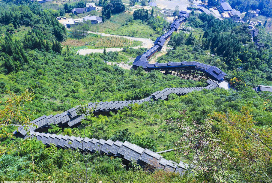 Китай запустил самый длинный эскалатор в мире