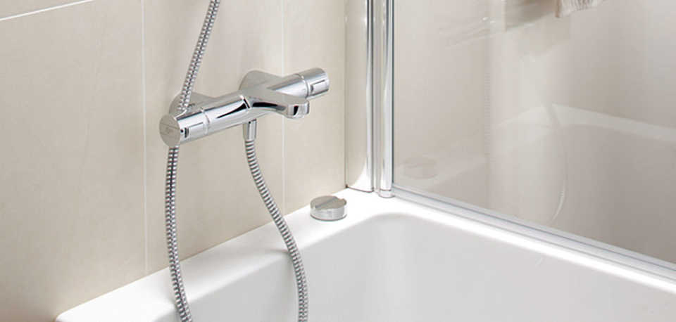 Смесители для ванной с душем - какой материал лучше?