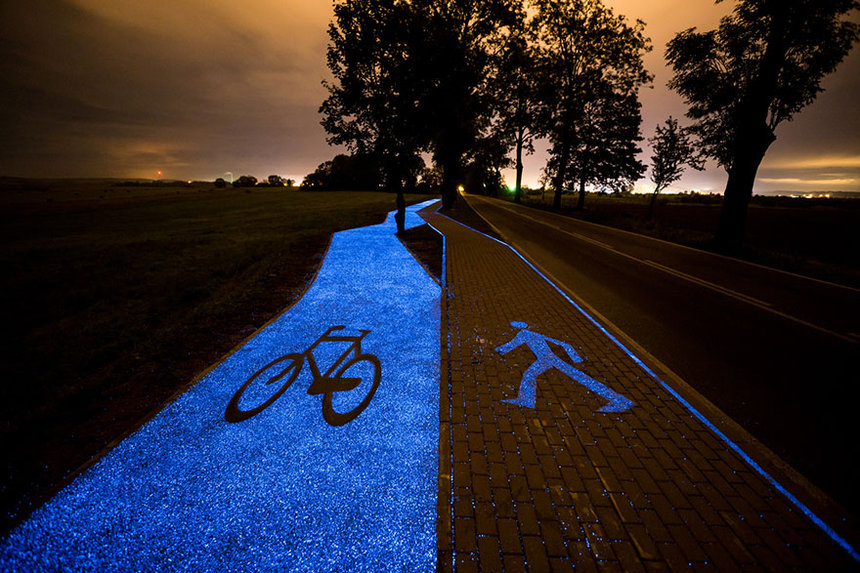 В польском городе появилась ярко-синяя самоподсвечивающаяся велодорожка