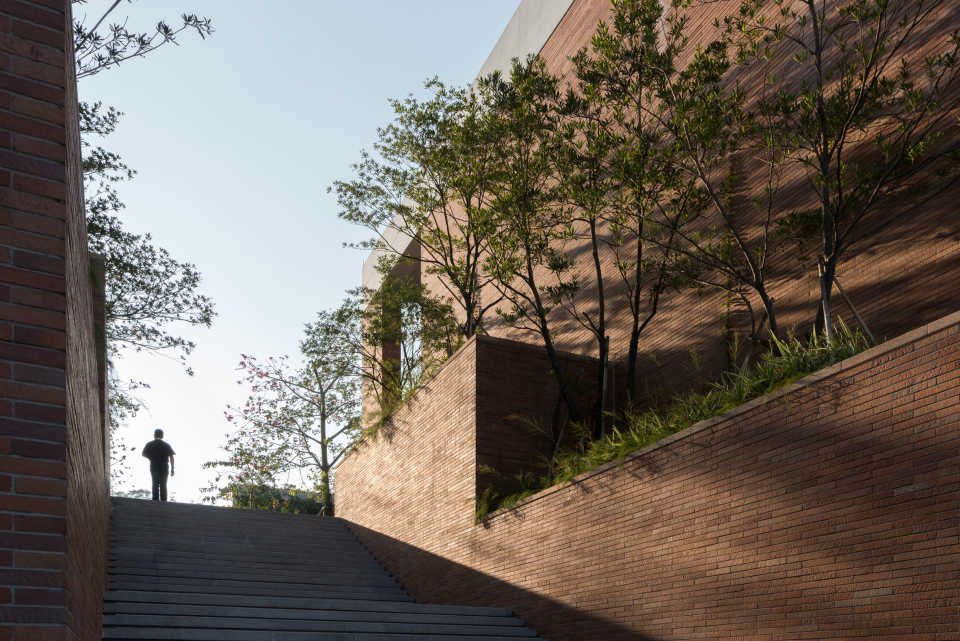 Для строительства кампуса китайского университета Foster + Partners использовали кирпичи нестандартной длины