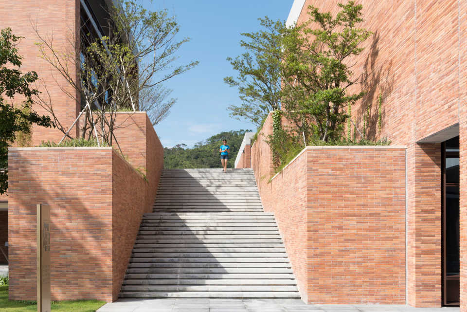 Для строительства кампуса китайского университета Foster + Partners использовали кирпичи нестандартной длины