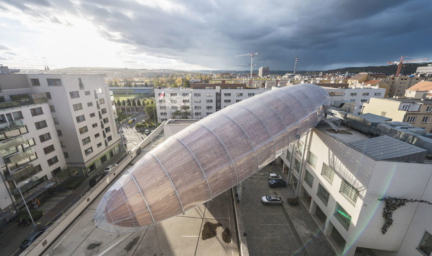 Гигантский деревянный «дирижабль» появился на крыше музея в Праге