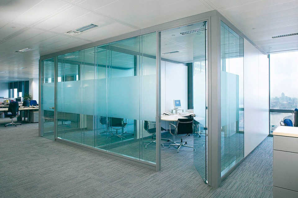 Использование стеклянных перегородок для зонирования офисных помещений