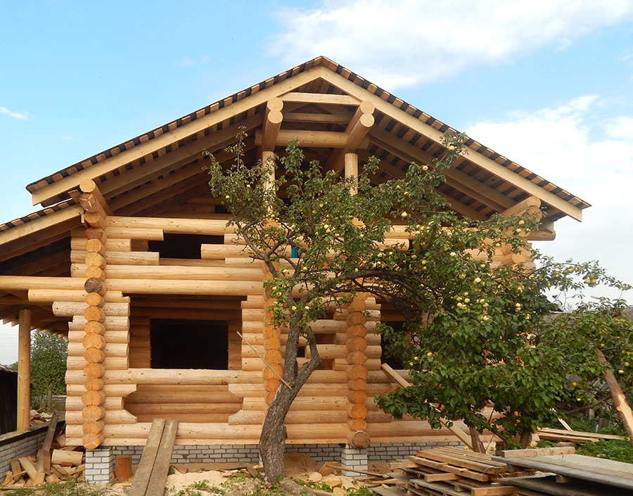Дома из окоренного бревна – особенности постройки