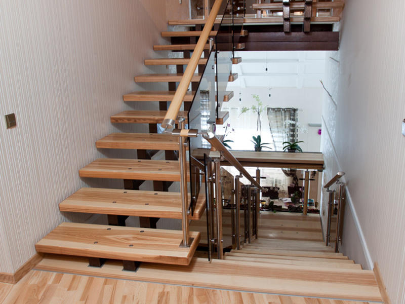 Лестницы в частном доме: виды, материалы
