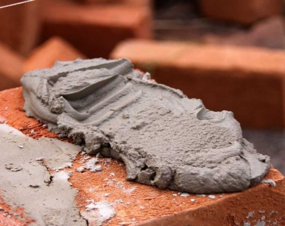 Как замесить цемент вручную