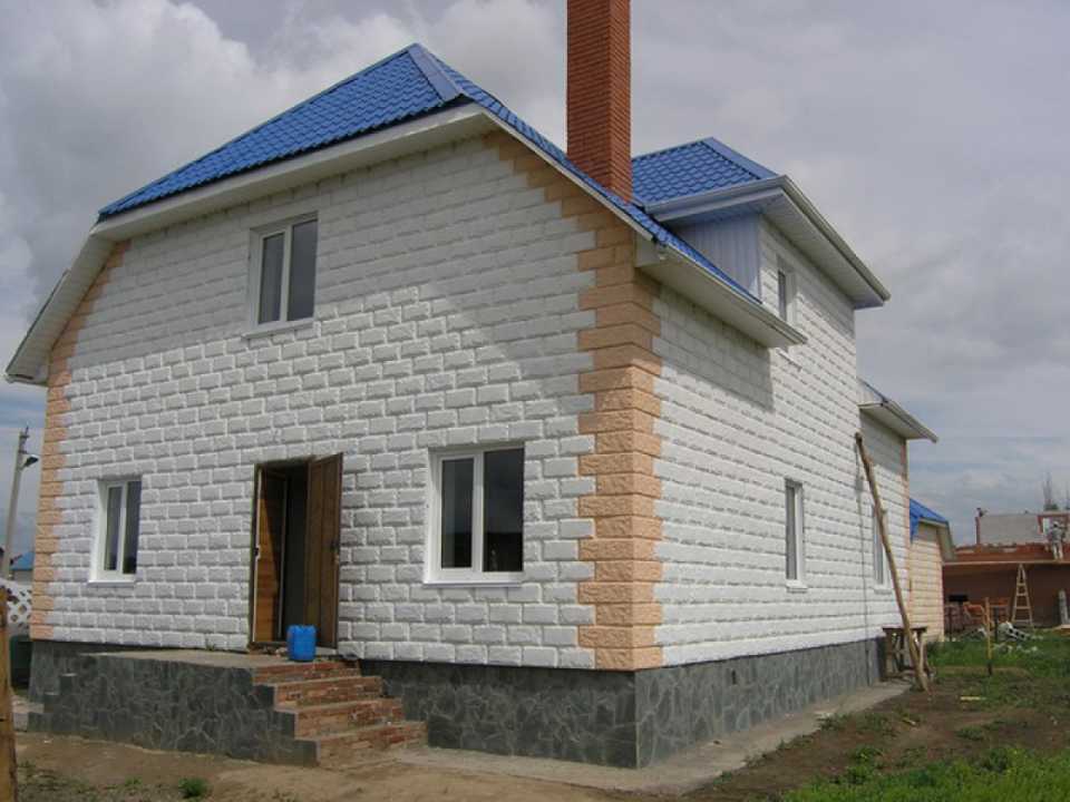 Строительство дома из пеноблоков: преимущества и примение на этапах строительства 