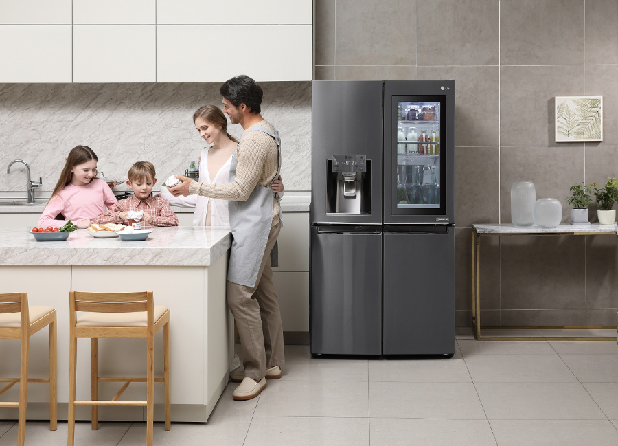 Новый холодильник INSTAVIEW™ DOOR-IN-DOOR® в черном цвете на российском рынке