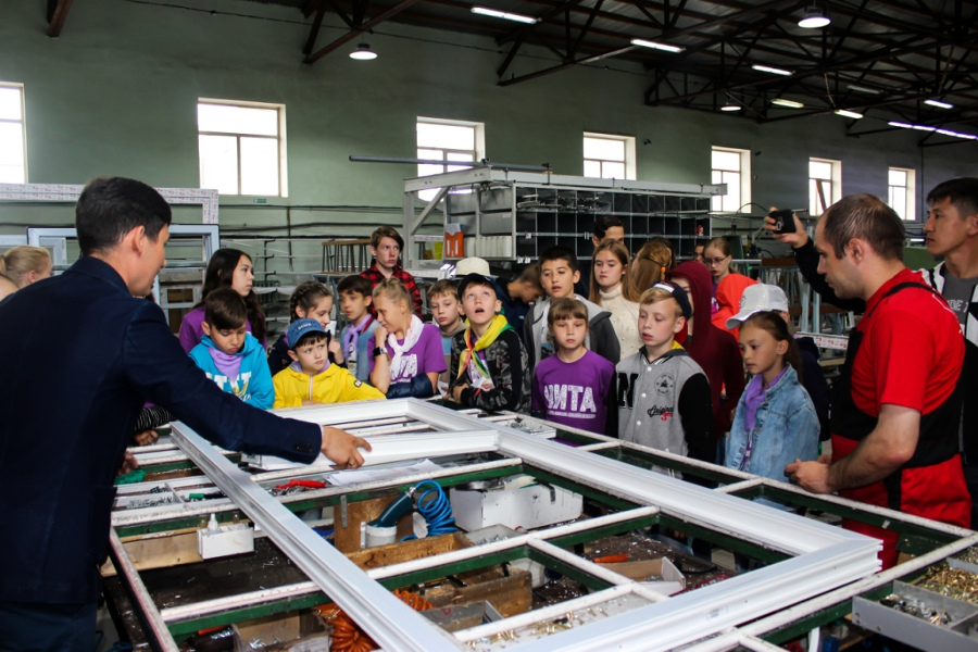 Партнер profine RUS провел для школьников Читы экскурсию по производству 