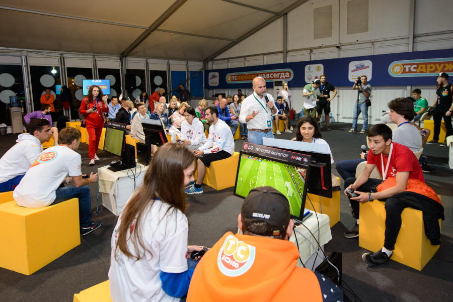 Киберфутбольный турнир от LG и Нобеля Арустамяна на молодежном форуме «Территория смыслов на Клязьме 2018» 