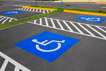 Минстрой России определит долю парковочных мест для инвалидов около общественных зданий