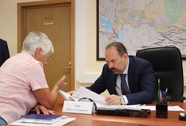 Михаил Мень провел прием граждан, по результатам которого инициировал проверки в регионах