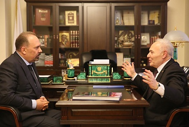 Министр Михаил Мень провел рабочую встречу с губернатором Магаданской области